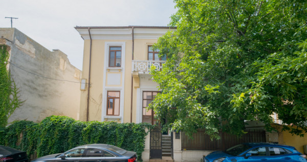 Una dintre puținele clădiri individuale cu curte proprie d