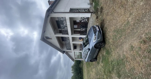 V&acirc;nd casă cu etaj &icirc;n Orășeni Deal Botoșani