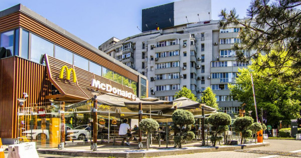 Dristor 3 camere l&acirc;ngă Mc Donald&rsquo;s, 2 băi cu geam, decomandat, bucatarie 10 mp