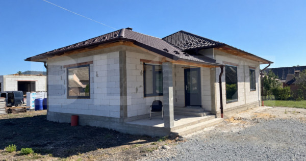 Casa de vanzare, 111 mp, 800 mp de teren, zona Chintelnic