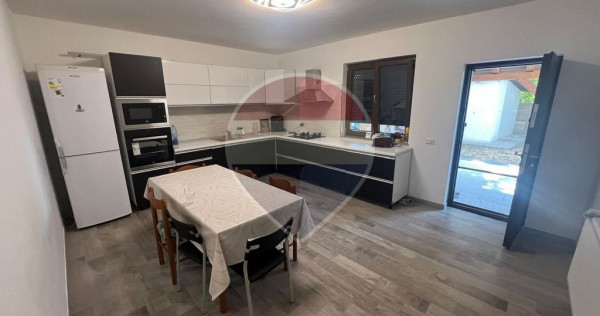 Casă / Vilă 4 camere &icirc;n zona Laminoru