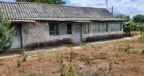Casa de vazanre, 44.81 mp, teren 1.239 mp, zona Bradesti
