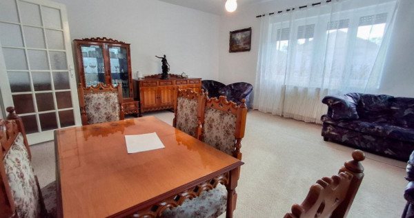 Apartament 3 camere decomandat de inchiriat la casa, zona Cr