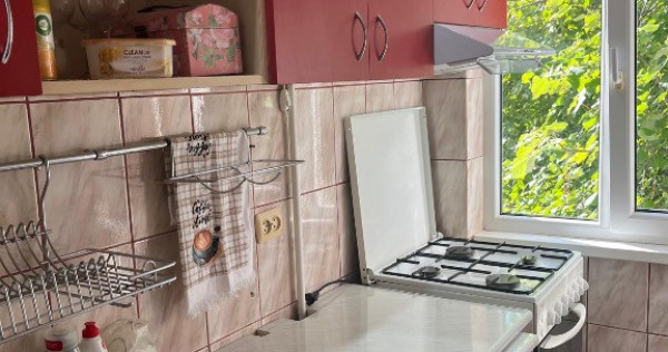 Apartament 2 camere renovat, etaj 2/4, loc de parcare. Giurgiului