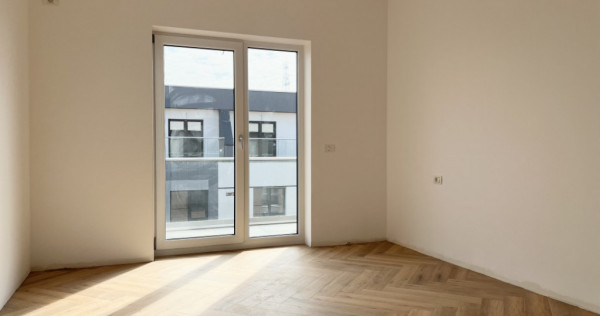 Penthouse 3 Camere, 82mp Utili,2 Locuri Parcare in CF-Toront
