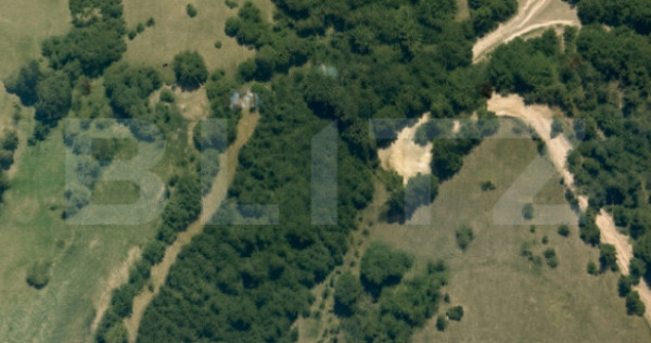 Teren de v&acirc;nzare, peisaj de poveste, liniște și natură,