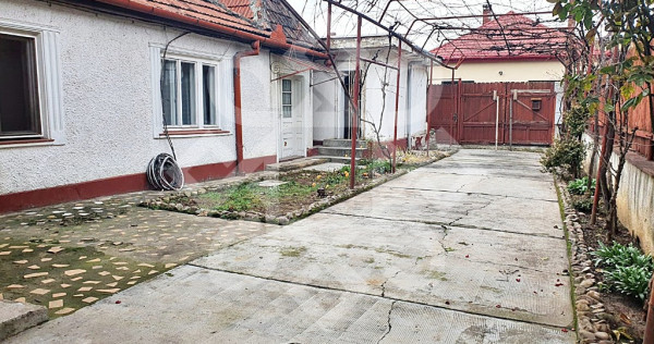 Casa singur in curte, Rogerius, Oradea
