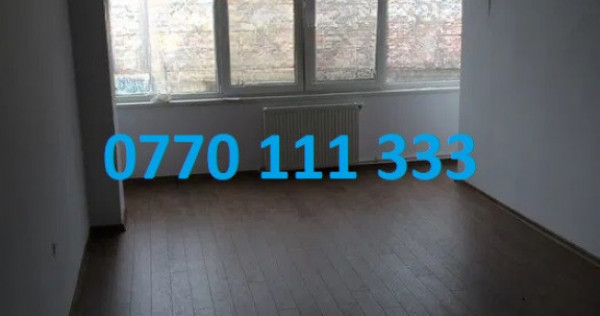 Apartament 3 camere zona Calarasilor, etaj intermediar, balc