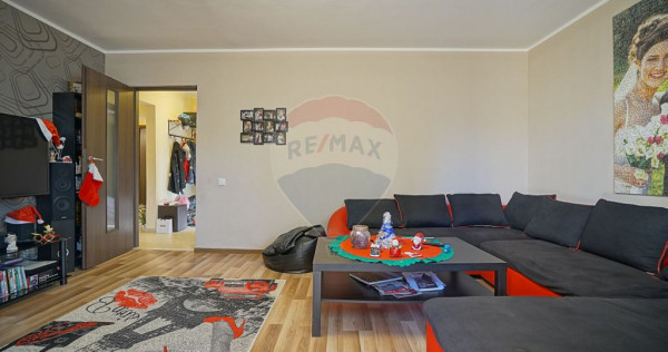 Apartament cu 4 camere de vânzare în zona Tractorul