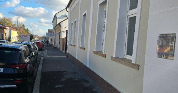 SP birou la casa central , lux 2 cam dep , baie , intr auto