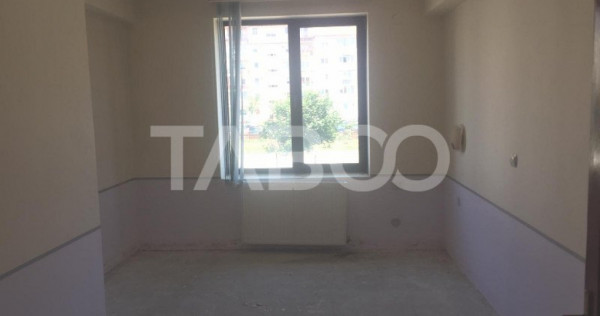 Spatiu comercial de inchiriat 15 camere 16 bai curte Sibiu z