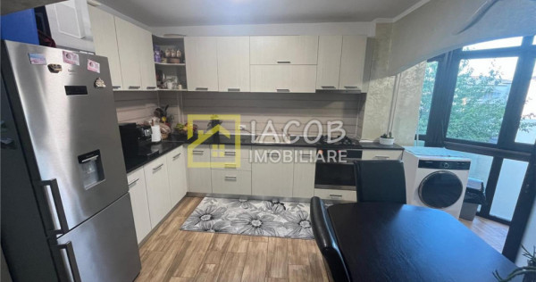 Apartament 3 camere, Zona Miorita / Curtea de Apel Bacau