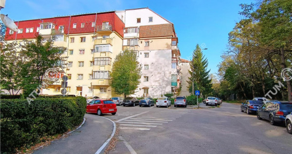 Apartament cu 3 camere decomandate 2 balcoane si pivnita in