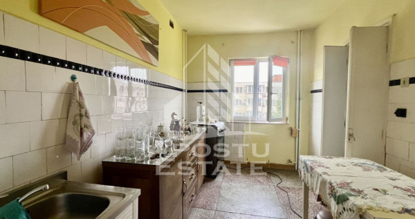 Apartament 3 camere, etaj 3 cu lift, Complexul Studentesc