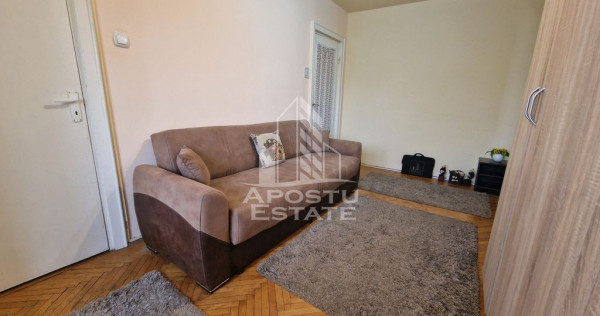 Apartament de vanzare cu 3 camere, centrala proprie, zona Dacia