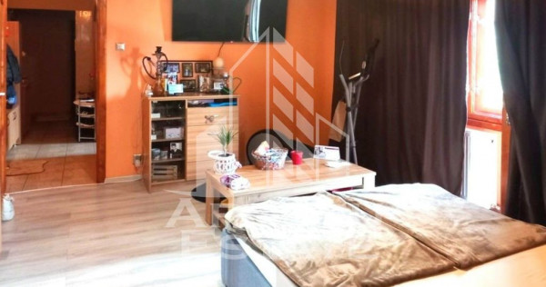 Apartament cu trei camere de vanzare, in zona Miorita, Arad.