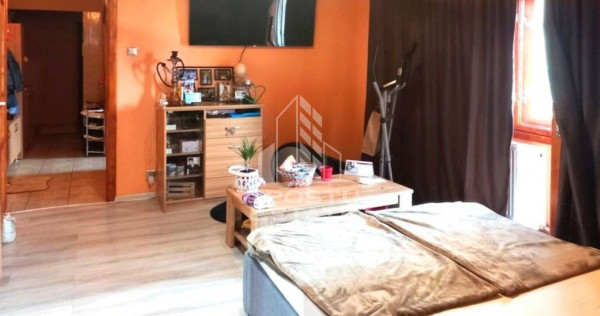 Apartament cu trei camere de vanzare, in zona Miorita, Arad.