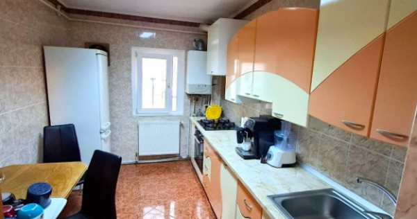 Apartament cu 4 camere , etaj 1 ,zona inspectoratul Scolar