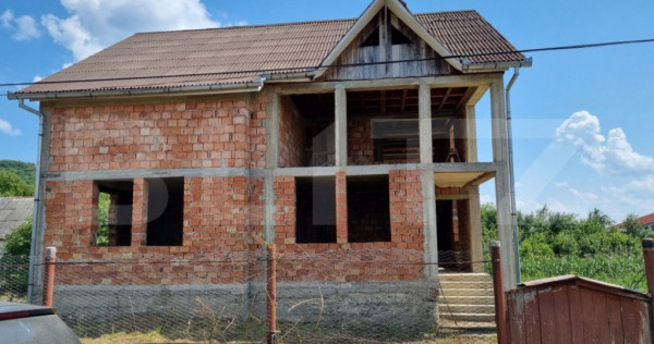 Casă de v&acirc;nzare la roșu, Cășeiu &ndash; 250 mp utili și te