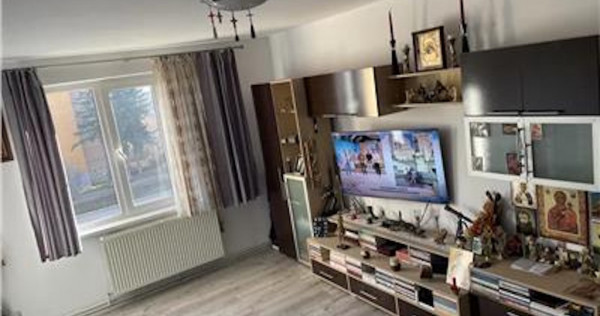 Apartament cu 3 camere, decomandat - zona Calea Bucuresti.