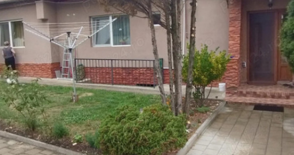 Casa cu doua apartamente si curte zona Turnisor