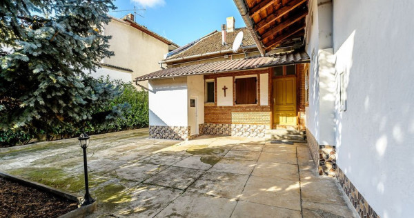 Vilă 5 camere, teren 1.500 mp cu livadă, garaj dublu