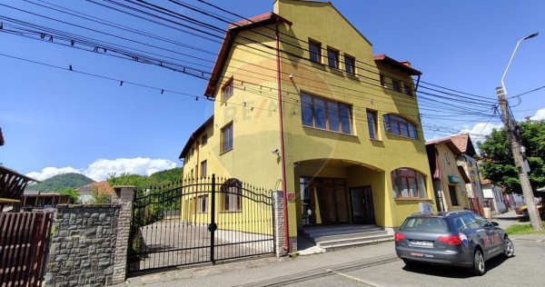 DE ÎNCHIRIAT – Spațiu comercial generos P+2 în zonă...