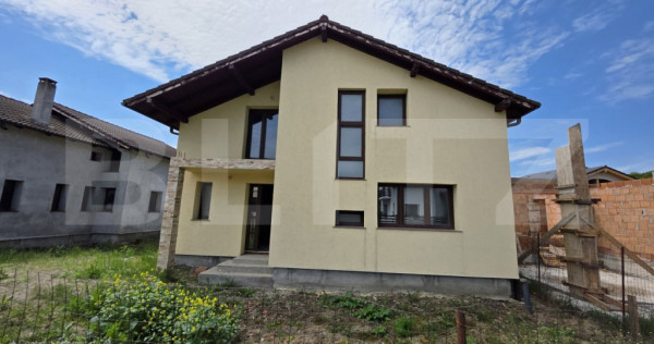 Casă spațioasă de v&acirc;nzare, cu 4 camere, 150 mp, Bistrita