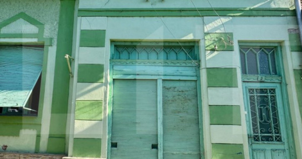 Casă de vânzare în centrul Pâncota cu magazin și depend