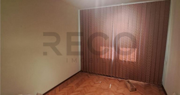 RECO Apartament cu 3 camere, decomandat, etaj1 in Balc