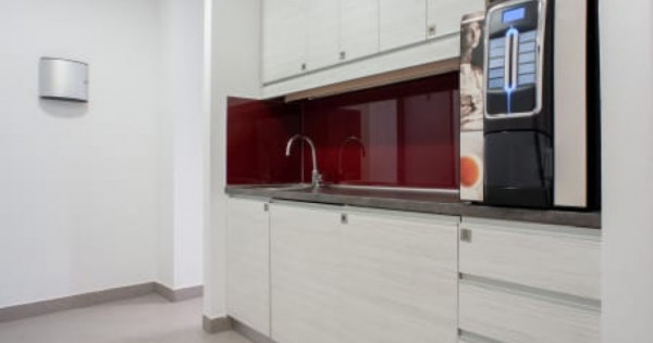 Spațiu de birou privat pentru 3 persoane în Regus Iride Business