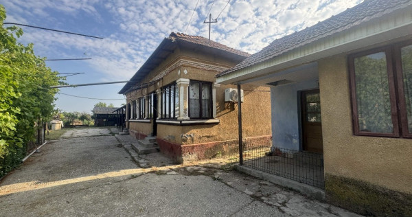 Casa traditionala, 4 cam + Anexe, 2500 mp.teren, D=15 ml. Milcov -Ulmi