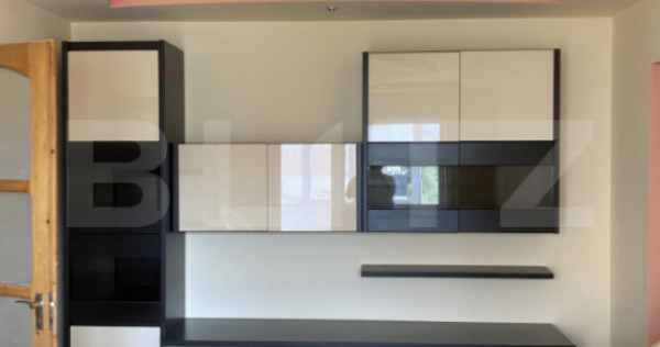 Apartament de 3 camere, 2 bai si balcon inchis, etaj interme