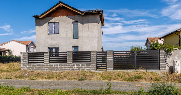 Compartimentare generoasă și lumină naturală. Casă ?...