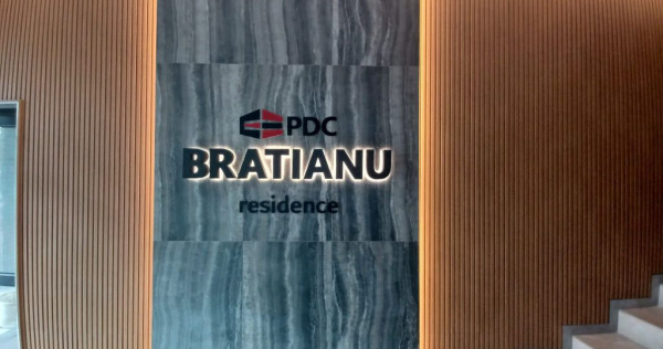 Chirie, ap 2 camere, ultracentral, parcare. 500 E /lună....