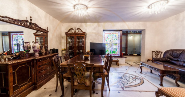 Vila zona Expo Parc - 2 apartamente, curte comuna