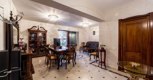 Vila zona Expo Parc - 2 apartamente, curte comuna