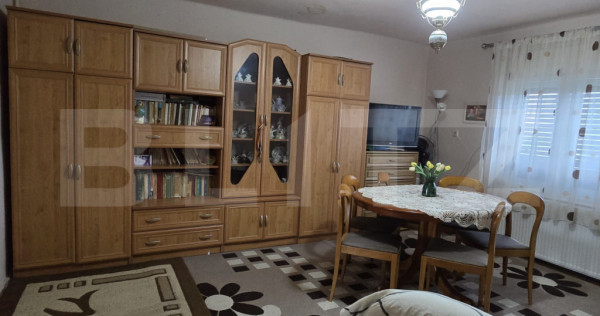 Casa de vanzare cu 2 camere, 77 mp, zona Botizului