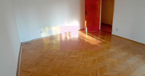 Vanzare apartament de 4 camere la Casa Poporului-stradal