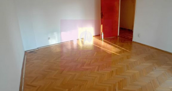 Vanzare apartament de 4 camere la Casa Poporului-stradal
