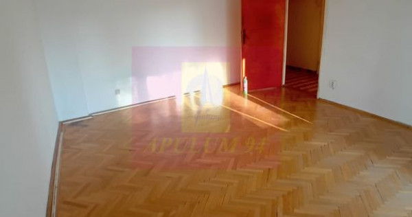 Vanzare apartament de 4 camere la Casa Poporului-stradal