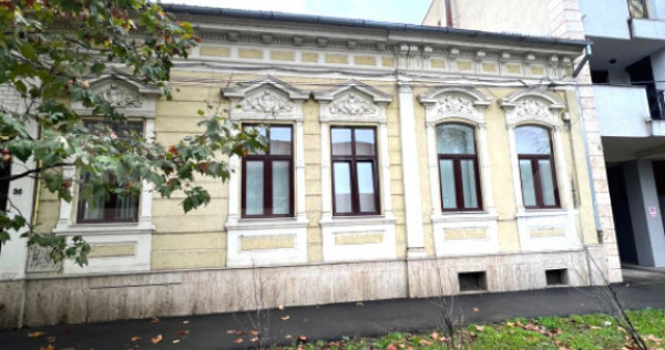 Apartament ultracentral, cu 3 camere, Curte Comuna