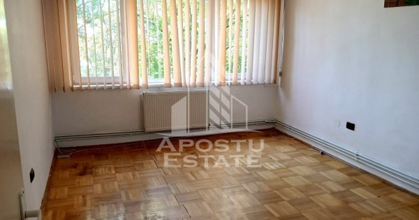Apartament cu 3 camere, etajul 2 cu lift, zona Spitalului...
