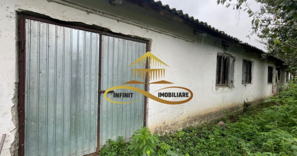 Cladire veche de vanzare in Saucesti Bacau