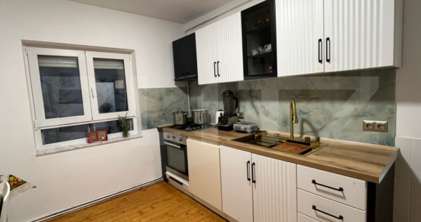 Casă de &icirc;nchiriat 3 etaje, 300 mp, zona Central