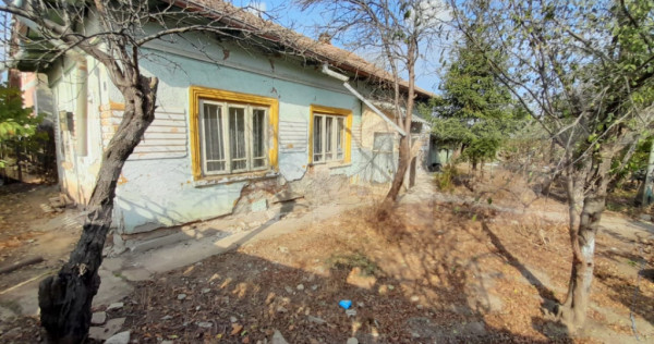 Teren 1160 mp + casa batraneasca, zona Cosoveni