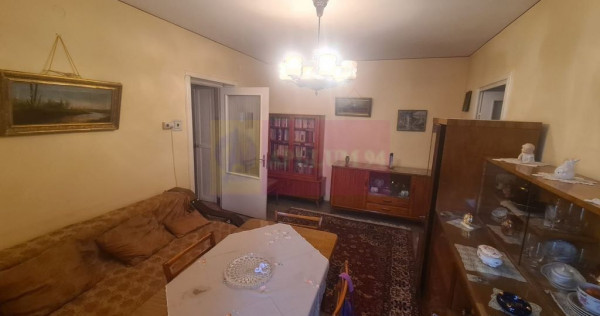 Apartament cu 3 camere de vanzare in Campina - Zona Scoal...