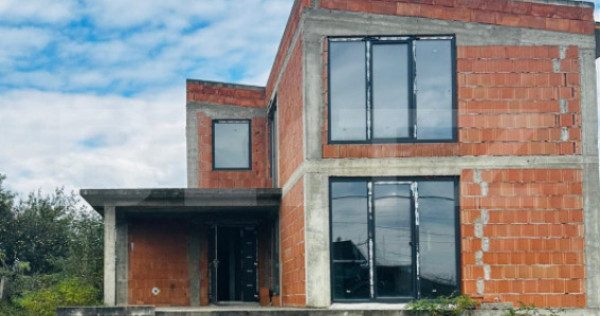 Casă nouă la roșu, tencuită interior, cu teren generos ?