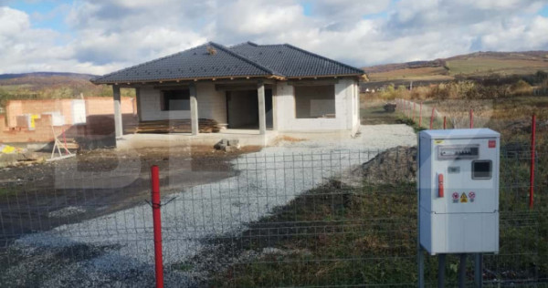 Casa cu 4 camere, 153 mp utili, teren 1000 mp extravilan, ut