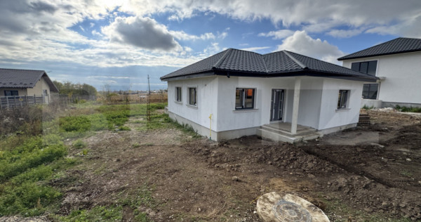 Casa parter, 81 mp utili, terasa + carport, zona Plopeni